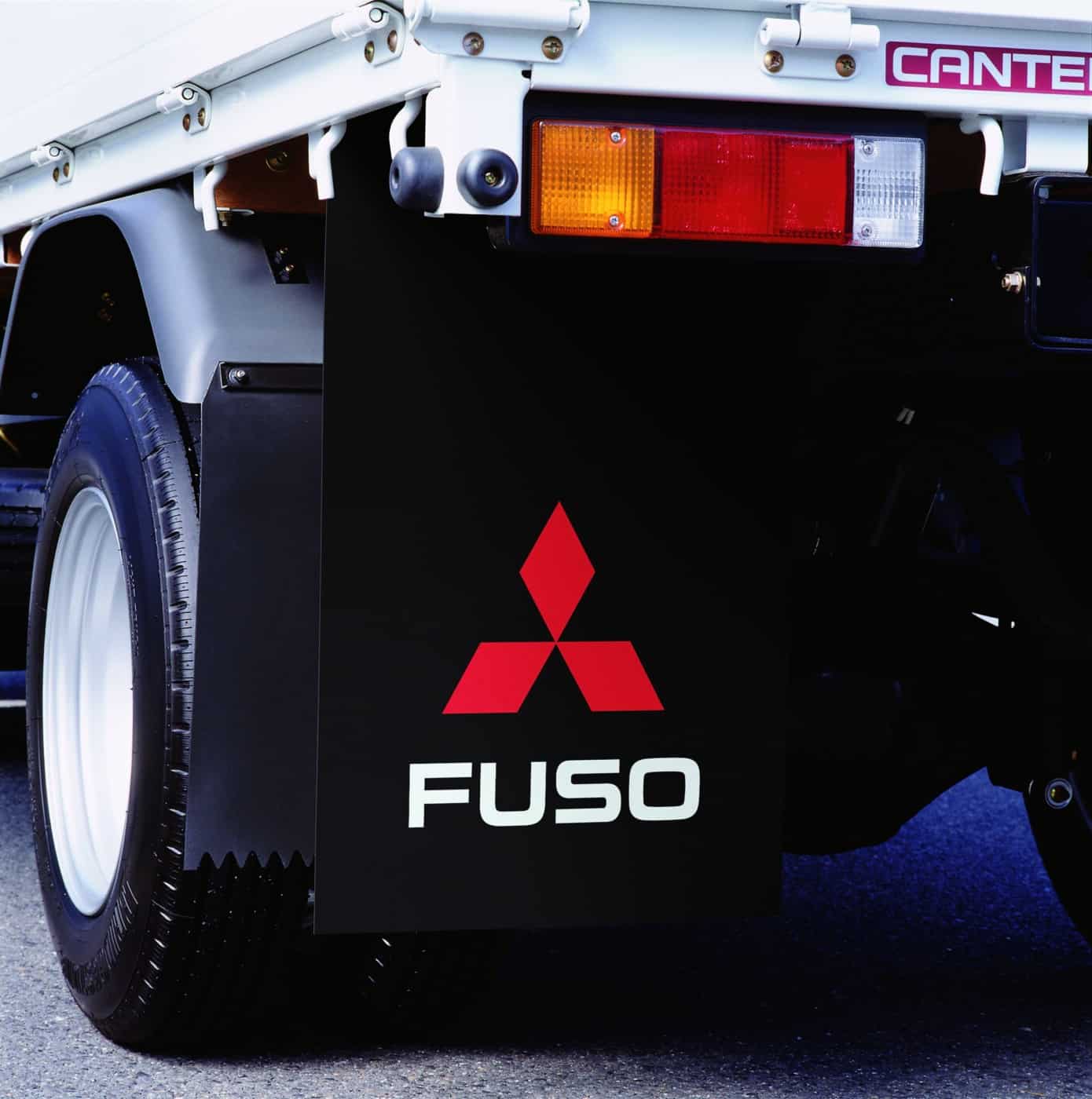 Die FUSO Schmutzabweiser schützen das Fahrzeug, die Mitfahrer, andere Fahrzeuge und Fußgänger vor Schlamm und Verschmutzungen, die durch die Reifen aufgewirbelt werden.