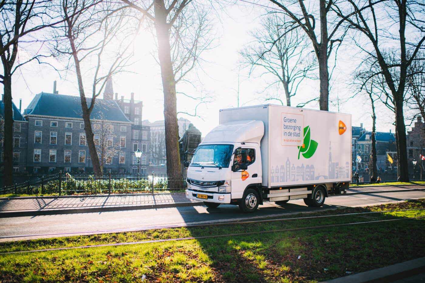 Die PostNL realisiert mit ihren vollelektrischen FUSO eCanter die ideale Version des innerstädtischen Verteilerverkehrs – lokal emissionsfrei und flüsterleise.