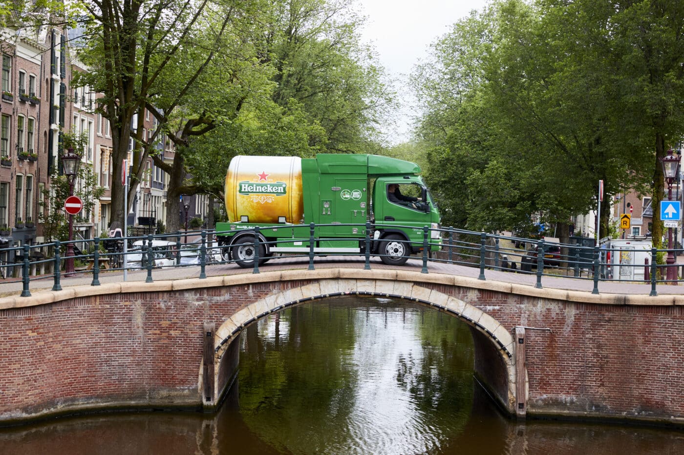 Ein vollelektrischer FUSO eCanter mit einem speziellen Tankwagenaufbau liefert in Amsterdam emissionsfrei und geräuscharm Heineken Bier aus.