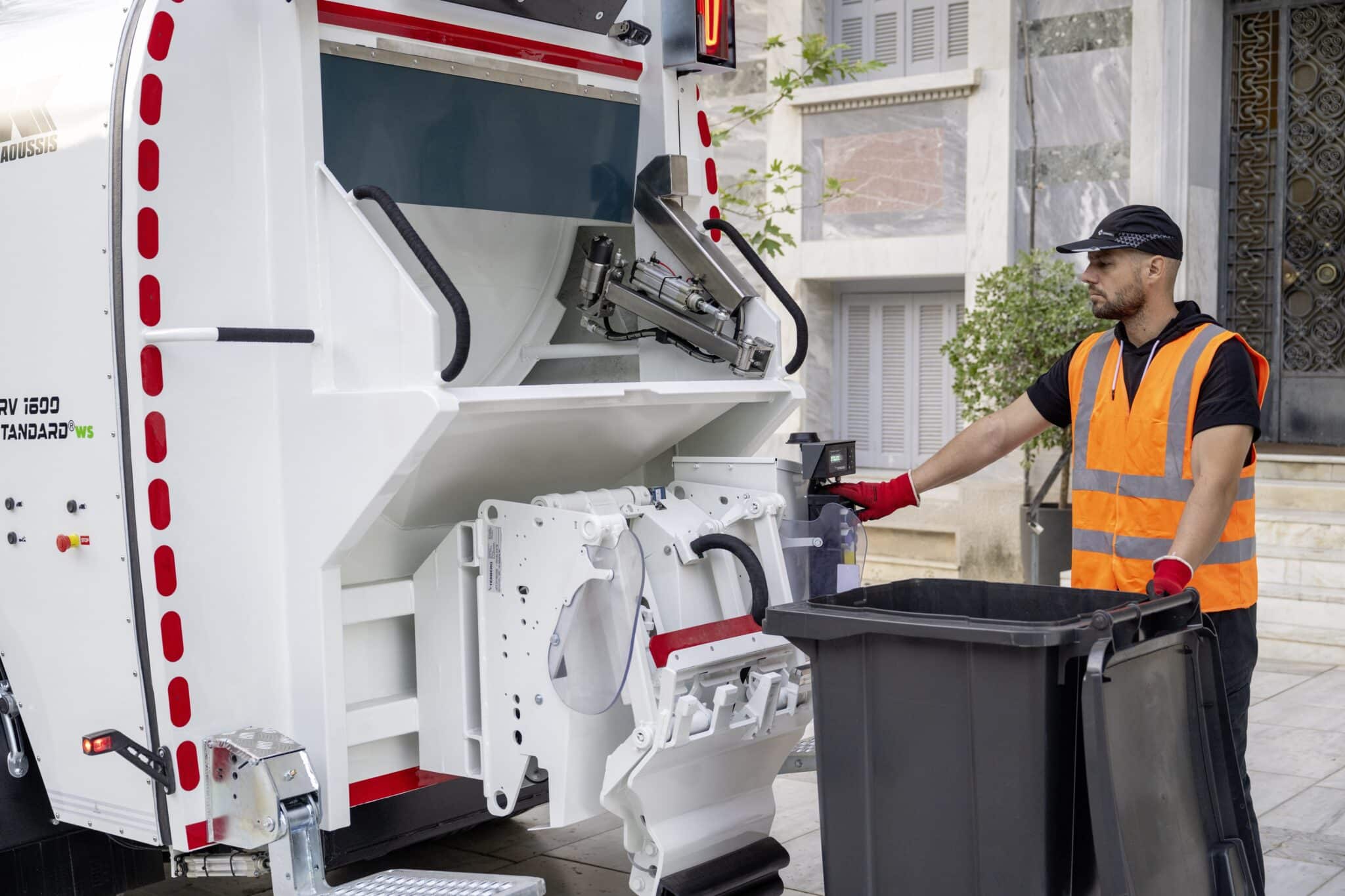 FUSO eCanter räumt auf: 89 batterieelektrische Lkw sammeln Abfall in Athen und Thessaloniki
FUSO eCanter cleans up: 89 battery-electric trucks collect waste in Athens and Thessaloniki
