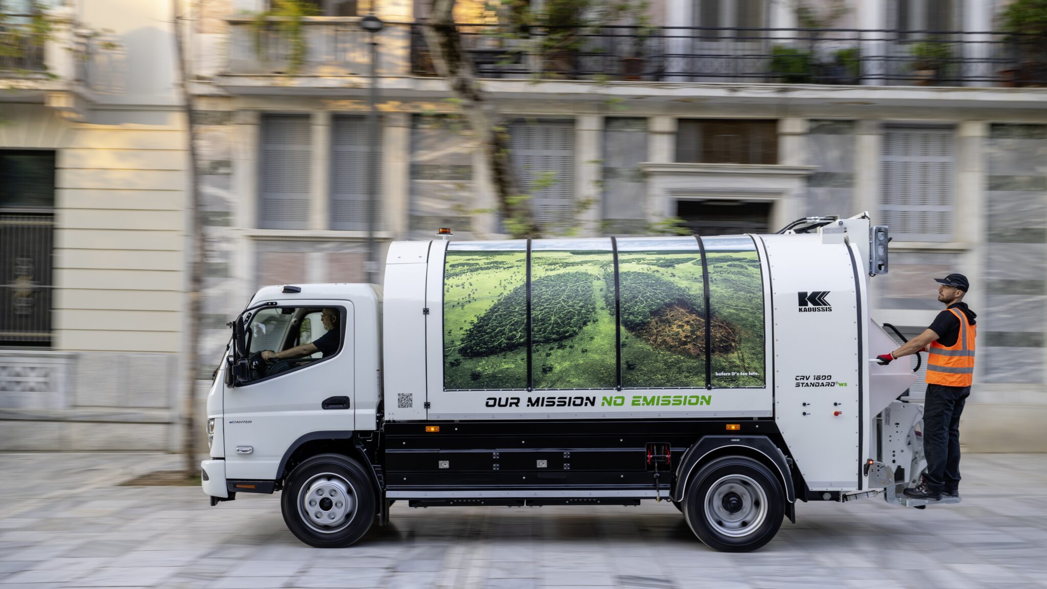 FUSO eCanter räumt auf: 89 batterieelektrische Lkw sammeln Abfall in Athen und Thessaloniki
FUSO eCanter cleans up: 89 battery-electric trucks collect waste in Athens and Thessaloniki